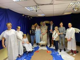 Pokaż zdjęcie: Zaprezentowano artystyczną interpretację historii Bożego narodzenia. Tu aktorzy zrobili sobie wspólne zdjęcie z dyrektorem Oddziału PFRON w Olsztynie i pracownikami WTZ. Para aktorów odgrywała rolę Mari i Józefa. Był też pasterz grany przez uc