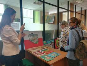 Pokaż zdjęcie: Tłumacz języka migowego wspomagający prace Komisji