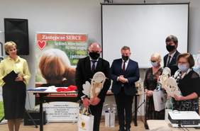 Pokaż zdjęcie: Wyróżnieni goście obdarowani rzeźbami aniołów