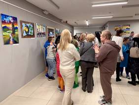 Pokaż zdjęcie: Wystawa cieszy się dużym zainteresowaniem ( fot. Kielcenaszemiasto)