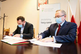 Pokaż zdjęcie: podpisanie umowy z ZPCH Meblodex – Bis 