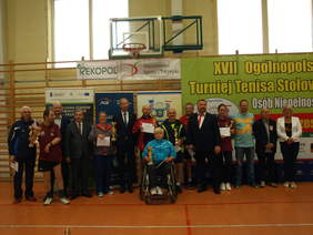 Zwycięzcy turnieju wraz z zaproszonymi gośćmi: Podsekretarzem Stanu w Ministerstwie Sportu i Turystyki - Janem Widera, Dyrektorem Śląskiego Oddziału PFRON - Janem Wrońskim, przedstawicielem biura Senatora RP Andrzeja Kamińskiego - Pawła Korzonkow