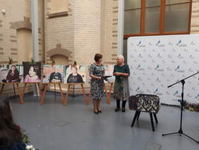 Pokaż zdjęcie: Dyrektor Anna Rąbel odbiera podziękowania od Poseł Magdaleny Kochan