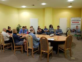 Uczestnicy prezentacji, sala konferencyjna, w głębi prelegent