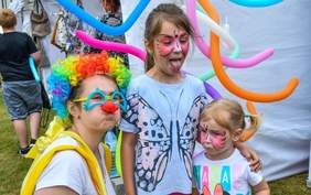 Dzieci z pomalowanymi twarzami na IV pikniku Bydgoskich Organizacji Pozarządowych