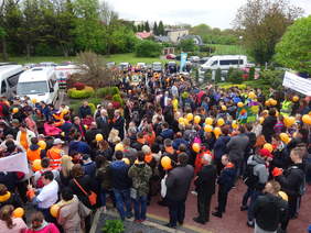 Pod siedzibą PSONI Koło w Jarosławiu w oczekiwaniu na rozpoczęcie Marszu