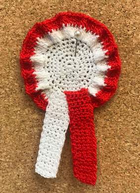 Pokaż zdjęcie: Kokarda narodowa wykonana przez koronczarki z Koła "Szydełko"