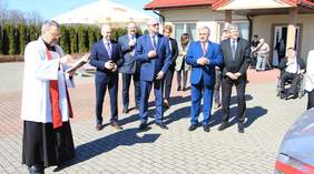 Pokaż zdjęcie: zaproszeni goście i podopieczni placówki