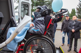 Pokaż zdjęcie: Osoba na wózku specjalnym wjeżdza do autobusu