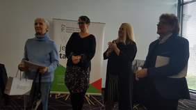 Pokaż zdjęcie: Jeden z laureatów odbierający nagrodę z rąk jury w składzie: Joanna Apanowicz, Tamara Saas, Krzysztof Cwynar