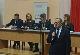 Pokaż zdjęcie: Dyrektor Andrzej Michalski otwiera spotkanie 