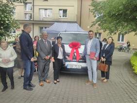 Pokaż zdjęcie: Uroczyste przekazanie samochodu