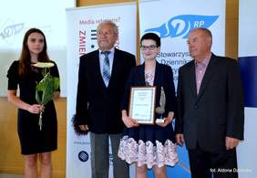 Pokaż zdjęcie: Karolina Kasprzak nagrodzona w plebiscycie „Dziennikarskie Koziołki” 