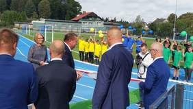 Pokaż zdjęcie: Uroczystość otwarcia kompleksu boisk wielofunkcyjnych w Trzciance