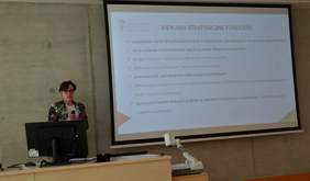 Pokaż zdjęcie: Prelekcja przedstawiciela Oddziału Wielkopolskiego PFRON pt. „Pracownik z niepełnosprawnością na rynku pracy objęty systemem wsparcia PFRON”