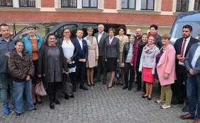 Pokaż zdjęcie: Uroczystość przekazania busa dla podopiecznych Środowiskowego Domu Samopomocy w Chwałkowie