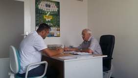 Pokaż zdjęcie: Henryk Kruszek Prezes ZPCh INWAR SA oraz Przemysław Suligorski Specjalista Oddziału Łódzkiego PFRON