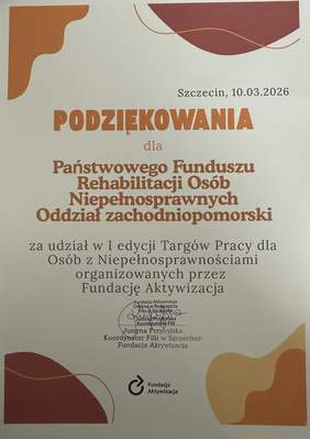 Pokaż zdjęcie: Pionowe zdjęcie dokumentu o tytule „PODZIĘKOWANIA”. Tekst na dyplomie brzmi: „Podziękowania dla Państwowego Funduszu Rehabilitacji Osób Niepełnosprawnych Oddział zachodniopomorski za udział w I edycji Targów Pracy dla Osób z Niepełnosprawnościami organizowanych przez Fundację Aktywizacja”. W prawym górnym rogu widnieje miejscowość i data: Szczecin, 10.03.2026. Na dole znajduje się pieczątka i podpis Justyny Przybylskiej, Koordynatorki Filii w Szczecinie. Dokument jest ozdobiony abstrakcyjnymi, obłymi kształtami w kolorach pomarańczowym i bordowym w narożnikach.