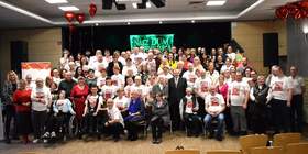 Zdjęcie grupowe wszyskich uczestników jubileuszu 30-lecia ŚDS