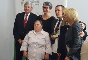 Pokaż zdjęcie: pamiątkowe zdjęcie laureata z członkami  komisji konkursowej