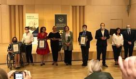 Pokaż zdjęcie: Laureaci odbierają nagrody w kategorii Instytucja, m.in. przedstawiciele Fundacji L’Arche