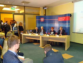 Elżbieta Rafalska minister rodziny, pracy i polityki społecznej oraz Bogdan Paszkowski wojewoda podlaski podsumowali efekty prospołecznych i prorodzinnych programów rządowych i polityki senioralnej. 