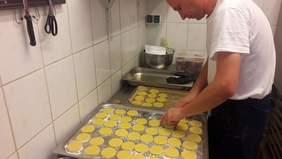 Pokaż zdjęcie: przygotowywanie ciasteczek