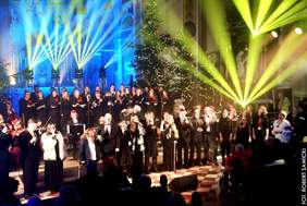 Scena ujęta z daleka - wokaliści, chór i orkiestra wraz z dyrygentem