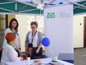 Pokaż zdjęcie: Stoisko informacyjne ZUS