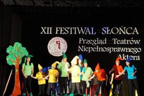 Pokaż zdjęcie: Na scenie aktorzy przebrani za krasnoludki