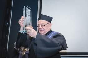 Pokaż zdjęcie: Doktor honoris causa ks. prof. Janusz Mariański z pamiątkową szklaną rzeźbą