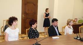 Pokaż zdjęcie: Przedstawiciele Starostwa oraz organizacji pozarządowych będących beneficjentami podczas  podpisywania umowy w ramach Programu Wyrównywania Różnic Między Reionami III 