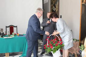 Pokaż zdjęcie: Wręczenie kwiatów Jolancie Ślązak - Chabros Dyrektor DPS