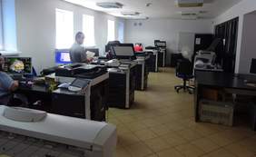 Pokaż zdjęcie: stanowiska pracy operatorów skanowania, wprowadzania danych 