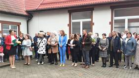 Goście na dziedzińcu słuchają przemówienia Kierownik WTZ-ów Pani Anny Geldarskiej