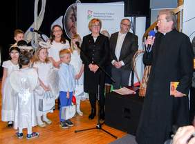 Pokaż zdjęcie: Ks. prałat Andrzej Waksmański w imieniu Ks. Arcybiskupa Marka Jędraszewskiego -Metropolity Krakowskiego pozdrowił i pobłogosławił obecnych na koncercie