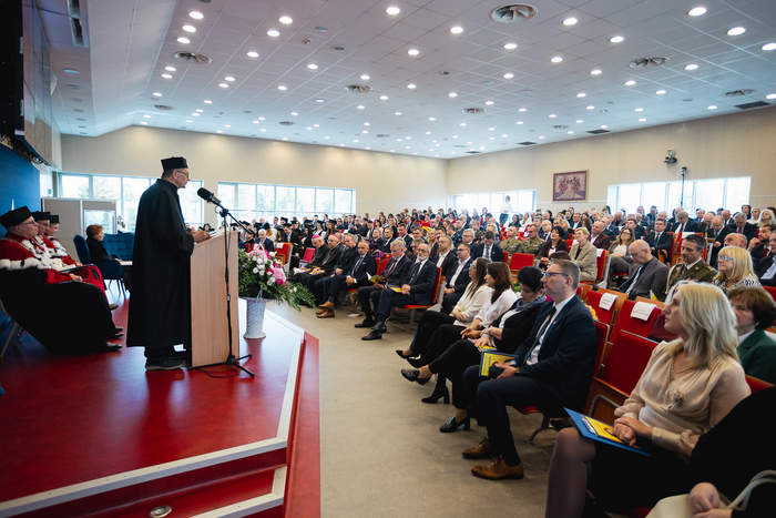 Pokaż zdjęcie: Uroczysta inauguracja roku akademickiego w Akademii WSEI w Lublinie. Na scenie przemawia przedstawiciel władz uczelni, a w sali obecni są rektorzy, studenci oraz uczestnicy wydarzenia.