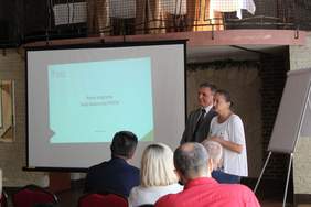 Pracownicy PFRON - Krzysztof Kaca i Joanna Skoczek prezentują nowe programy