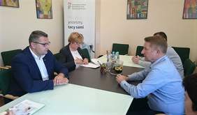 Pokaż zdjęcie: Podpisanie umowy z Zarządem Powiatu Myślenickiego w obecności Jarosława Szlachetki - Posła na Sejm RP