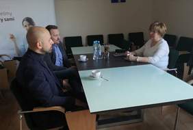 Pokaż zdjęcie: Od lewej: Bartosz Blaschke – reżyser, Marcin Kurek – producent oraz Marta Mordarska - dyrektor Małopolskiego Oddziału PFRON 