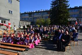 Pokaż zdjęcie: Uczestnicy uroczystości w SOSW 