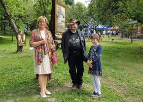 Pokaż zdjęcie: Dyrektor Marta Mordarska oraz artysta Stanisław Kmiecik z córką Julią