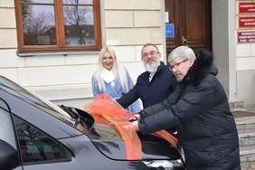 Pokaż zdjęcie: Uroczyste przecięcie wstęgi