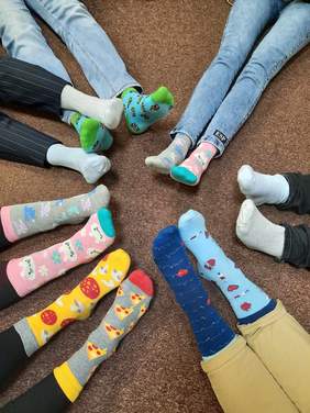 Pokaż zdjęcie: Łódzki Oddział PFRON dołączył do akcji Zespół Kolorowych Skarpetek