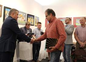 Pokaż zdjęcie: Uczestnicy wernisażu w Przemyślu