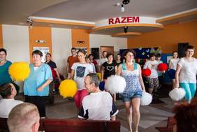 Pokaż zdjęcie: Występ taneczny grupy osób z niepełnosprawnością