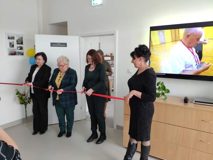 Pokaż zdjęcie: Uroczyste przecięcie wstęgi