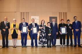 uczestnicy gali, 10 osób stojących na scenie