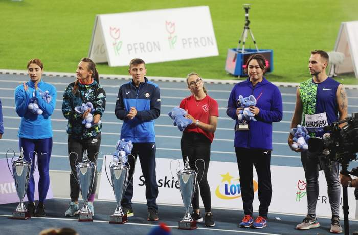 Pokaż zdjęcie: Zwycięzcy z nagrodami, fot. A. Świeży-Sobel