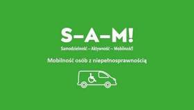 Zdjęcie jest infografiką programu. Tło jest zielone, a czcionka tekstu biała. Umieszczona jest nazwa programu: „Samodzielność – Aktywność – Mobilność! Mobilność osób z niepełnosprawnością”. Poniżej znajduje się ilustracja samochodu z osobą na wózku inwalidzkim wewnątrz pojazdu. 